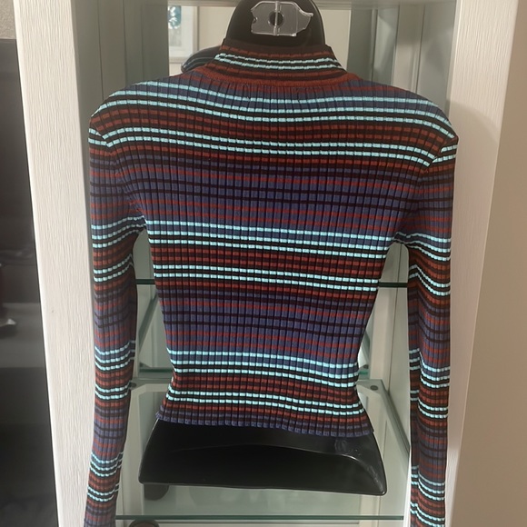 Cropped lightweight sweater with cut outs. Size medium - Picture 3 of 8